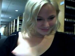 Cam; Zeige ihre Titten und Muschi in einer Bibliothek