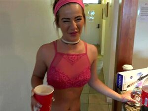 Bella fühlt sich mutig und will den fkk-strand treffen