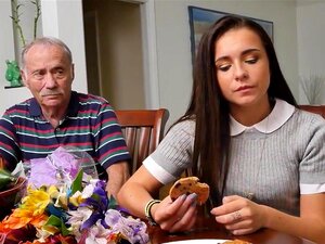 Geleckte süße Schönheit nimmt Opas Sperma in den Mund