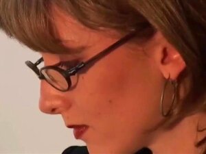 Boss Dina & Lala - Lesbische Nylon- & Bare-Foot-Verehrung