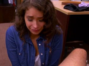 Sexy Babe zeigt ihren Arsch und wird hart vom Bauernwächter gefickt.