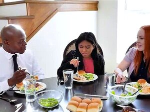 Kasvattiäiti rankaisee söpöläistä, joka kasvattaa Emberiä,