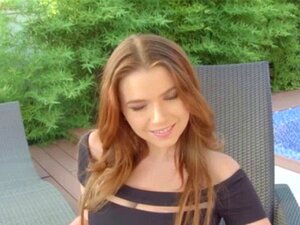 Heiße Big Tit Babe draußen
