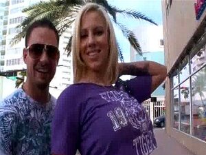 Lylith Laveys großer Arsch bekommt Schwanz01