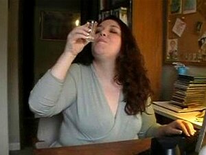 Reife BBW trinkt Sperma aus einem Schnapsglas