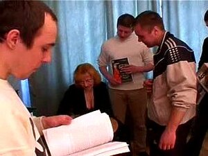 Eine reife Frau fickt fünf frische Jungs