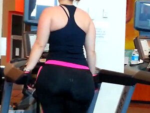 Großer Arsch, durchsichtige Leggigns auf einem Laufband-Voyeur