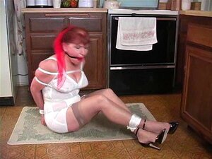 Rothaarige Milf in klassischen Unterwäsche