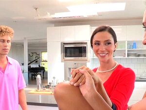 Ariella Ferrera und Chloe Amour ein unglaubliches Dreier-Sessio.