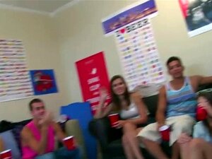Eine Party voller heißer Raucher-Mädchen, bereit für Sexfilme