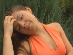 EMILY18 - Goditi uno spogliarello all'aperto. Unisciti a Emily 18