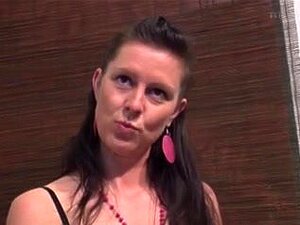 Eine heiße deutsche MILF wurde gefingert, eine deutsche MILF trägt