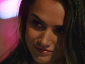 VIXEN Janice Griffith und Ivy Wolfe schleichen sich in den Hinterhof