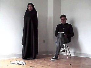 Dünnes Mädchen strippt