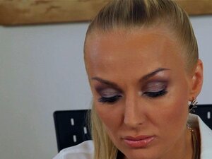 Sekretärin-Herrin wird gefickt, bevor sie ins Büro gefickt wird.