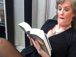 Reife Hausfrau in sexy schwarzen Strümpfen