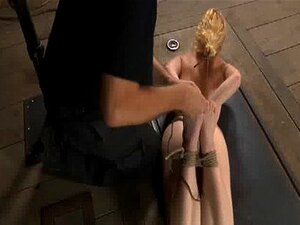 Intensives Caning für ein wertloses Playgirl
