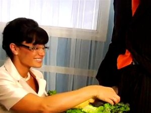 Sie liebt saftiges Sandwich
