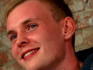 Snygg homo runkar stor kuk innan hon sprutar spermamissiler