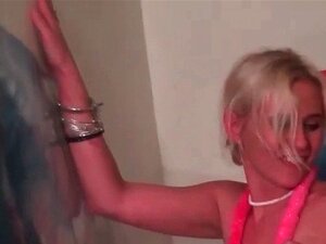 Une blonde chaude à la fac baise deux queues à la fois dans le grou