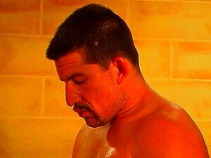 Мало геј забаве у затвору