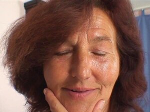 GRANNYBET - Reife Oma genießt es, auf einer jüngeren Schwänzin zu