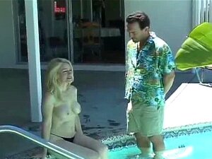 Une MILF dit OUI à une baise au bord de la piscine