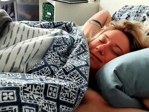 Blonde solo die zich aftrekt