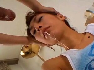 Schwanzlutschendes Mädchen liebt es, Sperma zu schlucken.