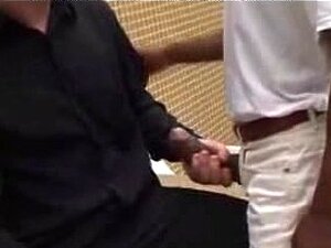 Zwarte stiefvader terug in zaken homo porno homo's cumshots slikken