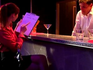 Gepisst auf Glamour-Eurobabe wird in einer Bar gefickt