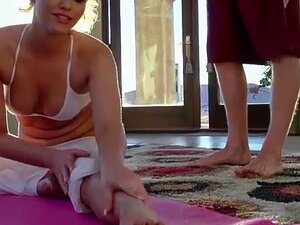 Mia bekommt ihren Körper nach dem Yoga-Dehnen gerieben, Mia Malkova