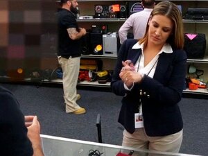 Großtittige Frau wird für ein Flugticket gefickt. Geile