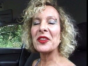 Gepiercte alte Dame spielt in einem Bug