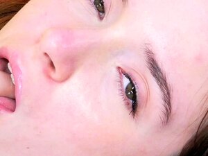 Tarttuva söpöläinen esittelee läheltä pientä vartaloaan