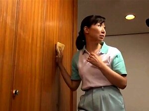 Kolme brunettimimmiä panee kaverinsa persereikää