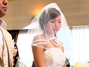 Schlampige japanische Braut in Dessous genießt wilden Gruppensex