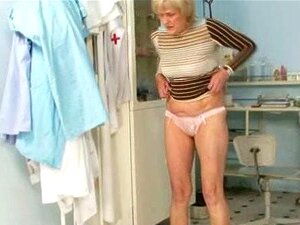 Reife alte Brigita bekommt eine Muschi-Untersuchung von einem