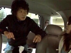 Spezieller Blowjob im Auto von der frechen japanischen Serina