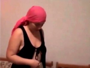 Schau dir an, wie die arabische Mama Zina jetzt zuhause masturbiert! -