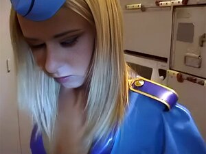 Gummierte Stewardess spielt mit einer Gurke