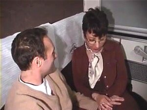 Belle-mère en nylons aux cheveux français que j'aimerais baiser se
