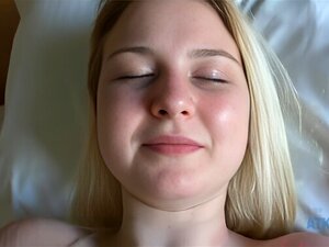 Gefesselter Student wird durchgenommen. Gefesselte süße Studentin