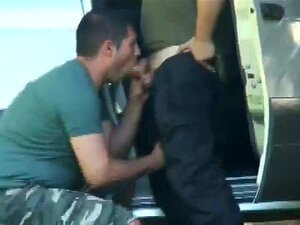 Јебање без кондома напољу - gaytruck