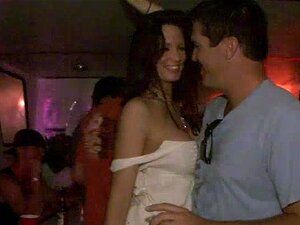 Party Oben ohne Mädchen tanzen