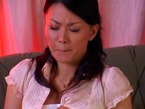 Üppige Milf genießt ein gutes Solo. Üppige japanische Milf genießt