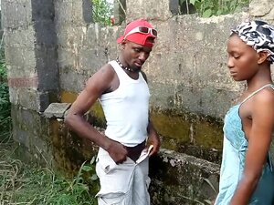 Adaobi von Area Hunk beim Pissen auf ein Ackerland erwischt und