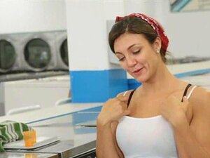 Stevige schat wordt hard geneukt op de wasmachine