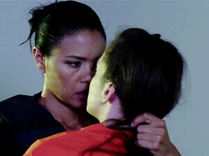 Une nana se fait baiser en prison par une officier lesbienne. La nana