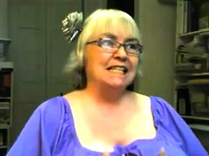 Süße blonde Oma zeigt uns ihre Fähigkeiten